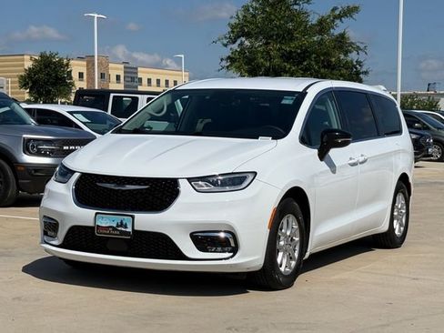 Used 2024 Chrysler Pacifica Touring-L FWD image 7