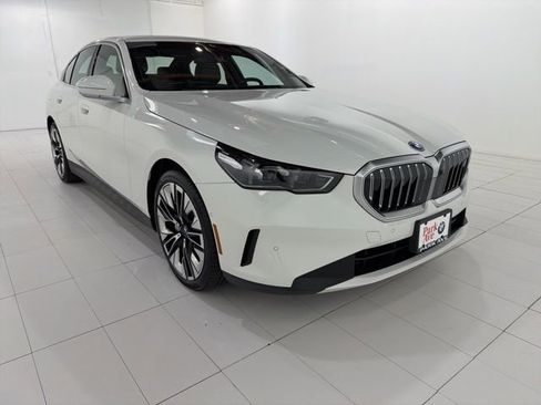 Used 2025 BMW i5 xDrive40 w/ Premium Package image 7