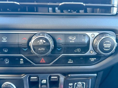 Used 2024 Jeep Wrangler Unlimited Rubicon image 32