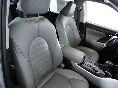 Used 2020 Toyota Highlander XLE image 12