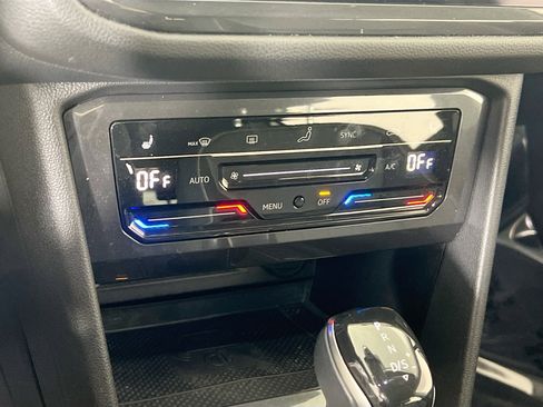 Used 2022 Volkswagen Tiguan SE image 15