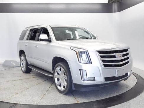 Used 2018 Cadillac Escalade Luxury AWD/4WD image 9