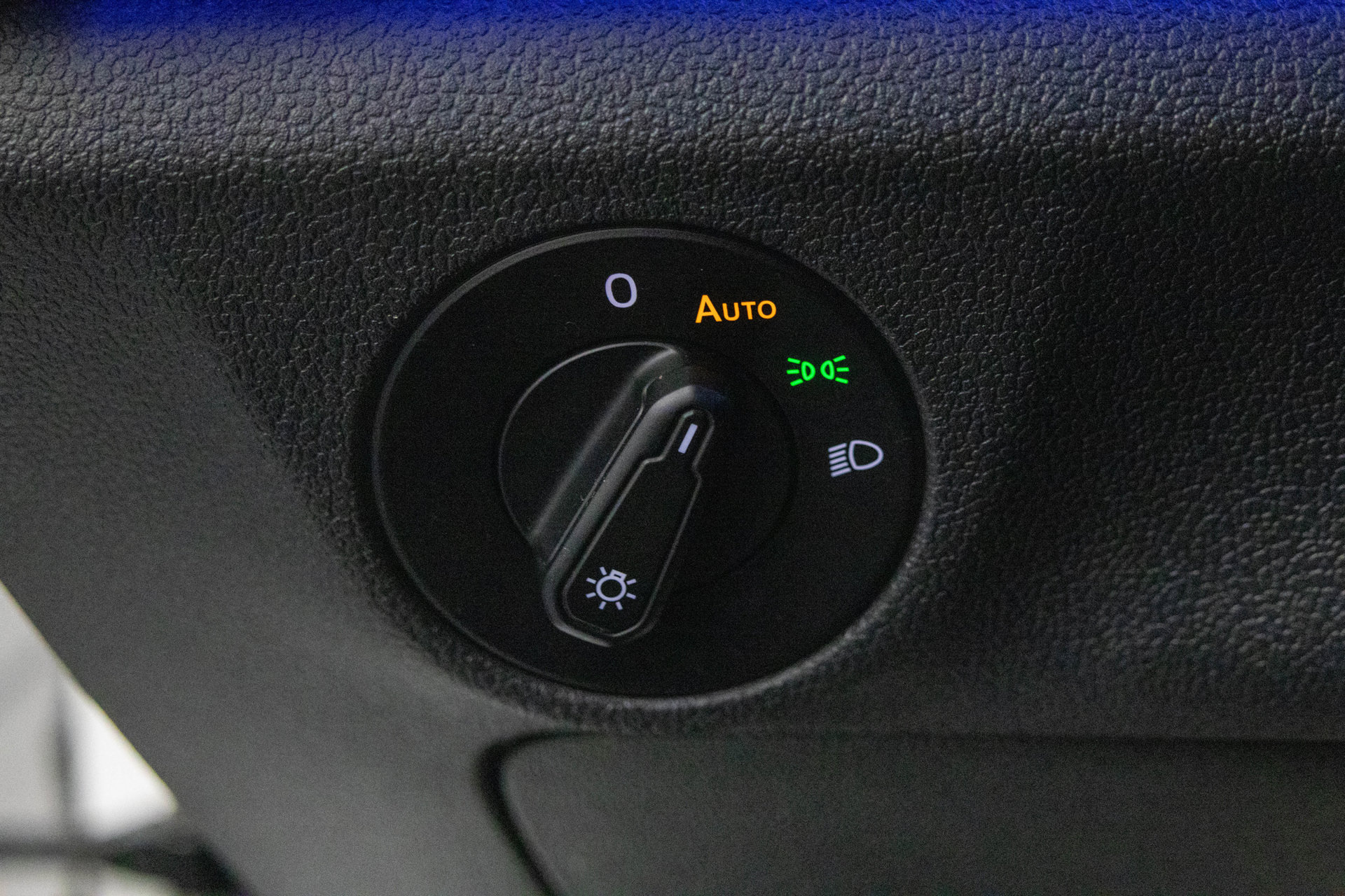 Used 2019 Volkswagen Jetta SEL w/ Cold Weather Package FWD image 19