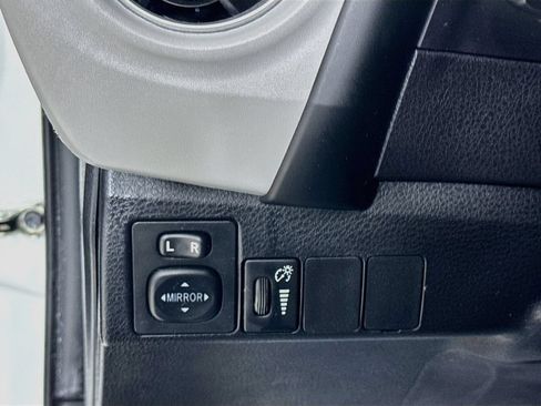 Used 2018 Toyota Corolla LE FWD image 7