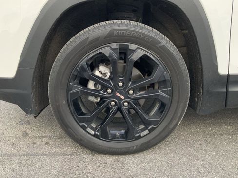 Used 2022 GMC Terrain SLE w/ Elevation Edition image 17