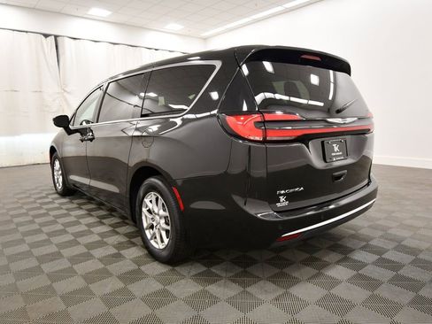 Used 2025 Chrysler Pacifica Select FWD image 5