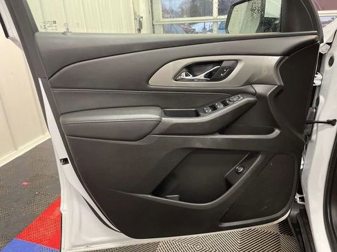 Used 2023 Chevrolet Traverse LT image 8