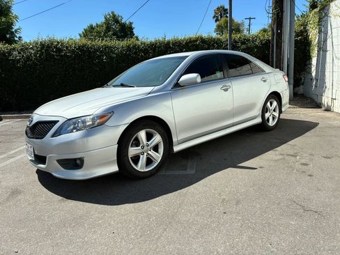 Used 2011 Toyota Camry SE w/ SE Extra-Value Pkg #1 FWD image 1