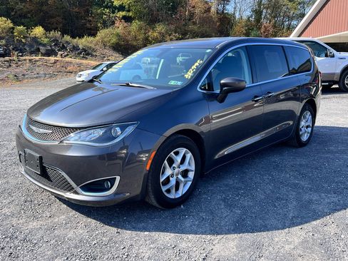 Used 2017 Chrysler Pacifica Touring Plus w/ Tire & Wheel Group image 3