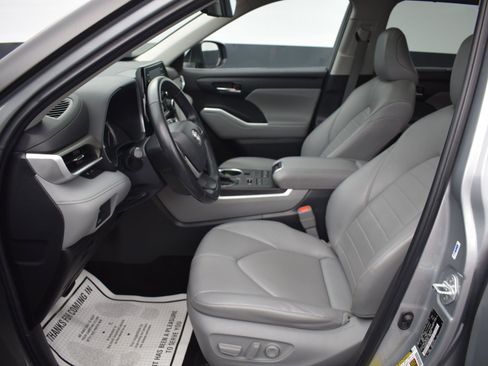 Used 2022 Toyota Highlander XLE image 16