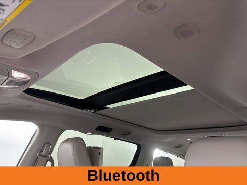 Used 2021 Chrysler Pacifica Limited w/ Uconnect Theater Family Group image 11