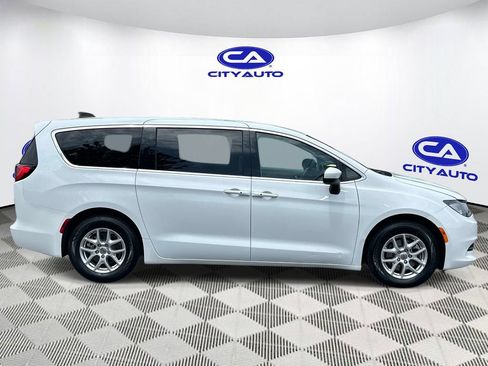 Used 2022 Chrysler Voyager LX FWD image 2
