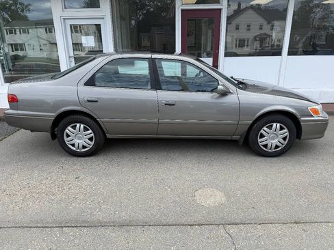Used 2001 Toyota Camry LE FWD image 1