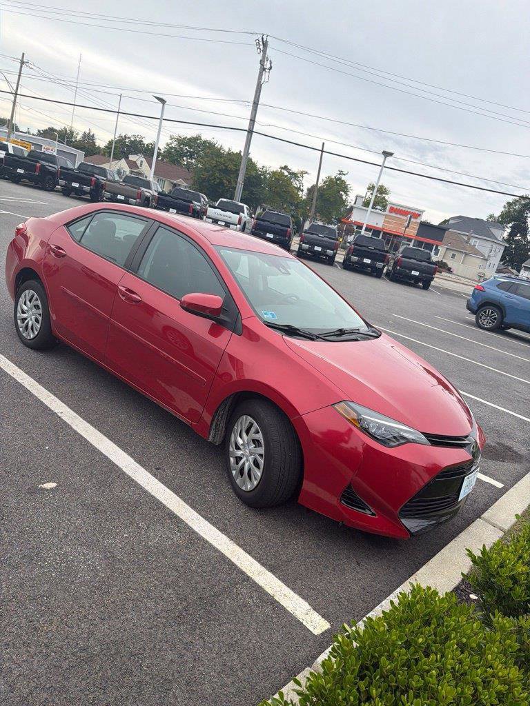 Used 2018 Toyota Corolla LE FWD image 1