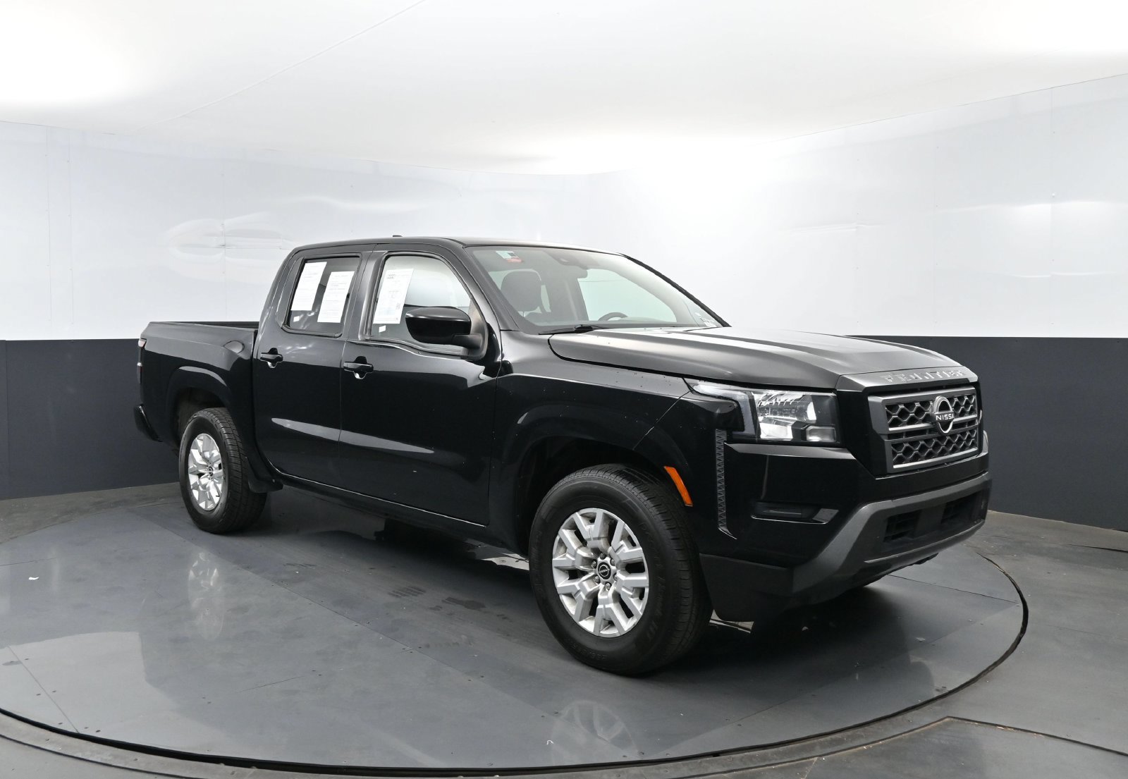 Used 2023 Nissan Frontier SV RWD image 3