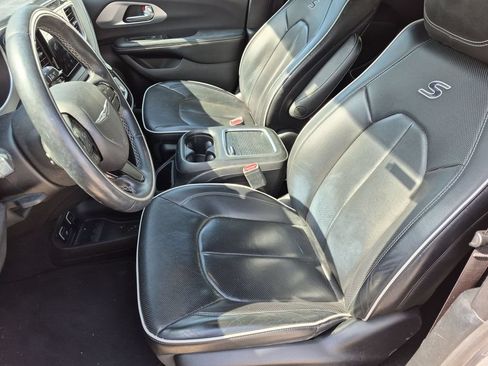 Used 2018 Chrysler Pacifica Limited w/ S Appearance Package FWD image 5