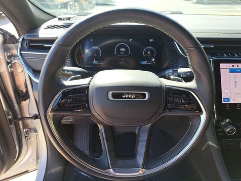 Used 2022 Jeep Grand Cherokee Overland w/ Luxury Tech Group IV image 19