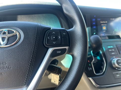 Used 2017 Toyota Sienna LE FWD image 31
