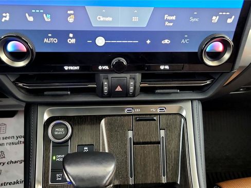 Used 2024 Lexus GX 550 w/ Accessory Package (2T) AWD/4WD image 32