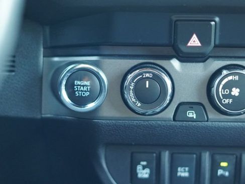 Used 2019 Toyota Tacoma TRD Off-Road w/ Technology Package AWD/4WD image 34