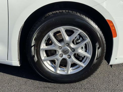 Used 2023 Chrysler Pacifica Touring-L image 27