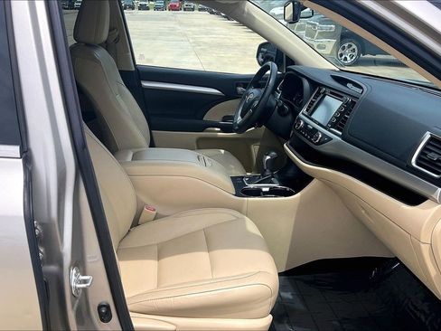 Used 2016 Toyota Highlander XLE FWD image 7