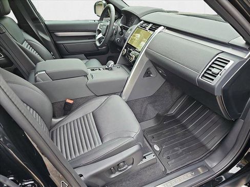 New 2024 Land Rover Discovery Dynamic SE image 5