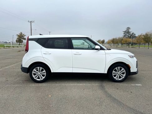 Used 2022 Kia Soul LX image 4