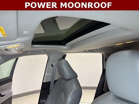 Used 2022 Toyota Highlander XLE image 3