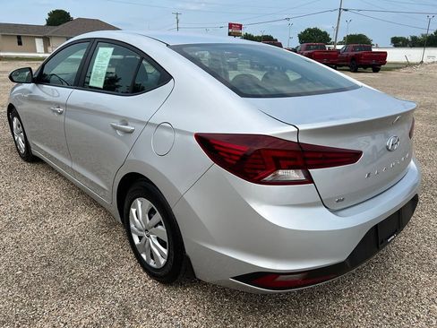 Used 2019 Hyundai Elantra SE w/ Winter Weather Package FWD image 3