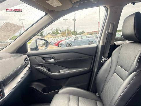 Used 2025 Nissan Rogue SV w/ SV Premium Package FWD image 16