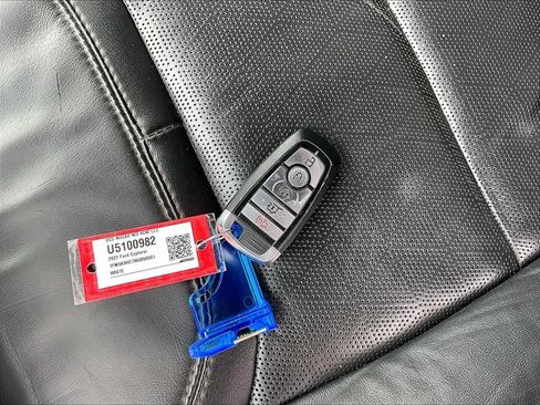 Used 2022 Ford Explorer Platinum w/ Equipment Group 601A AWD/4WD image 32