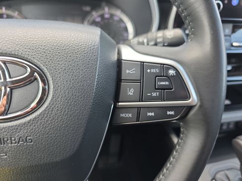 Used 2023 Toyota Highlander XSE FWD image 19