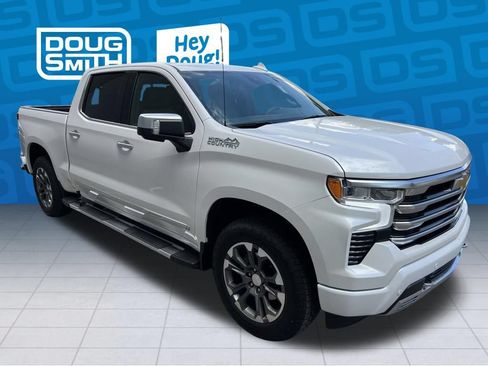 Used 2024 Chevrolet Silverado 1500 High Country w/ Z71 Off-Road Package AWD/4WD image 7