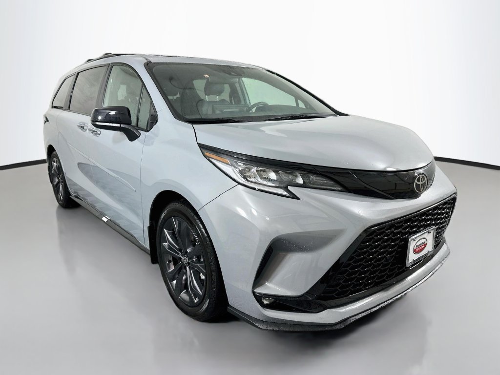 Used 2026 Toyota Sienna XSE FWD image 3
