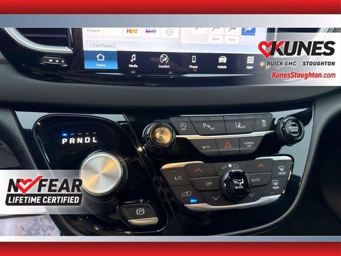 Used 2025 Chrysler Pacifica Select image 33