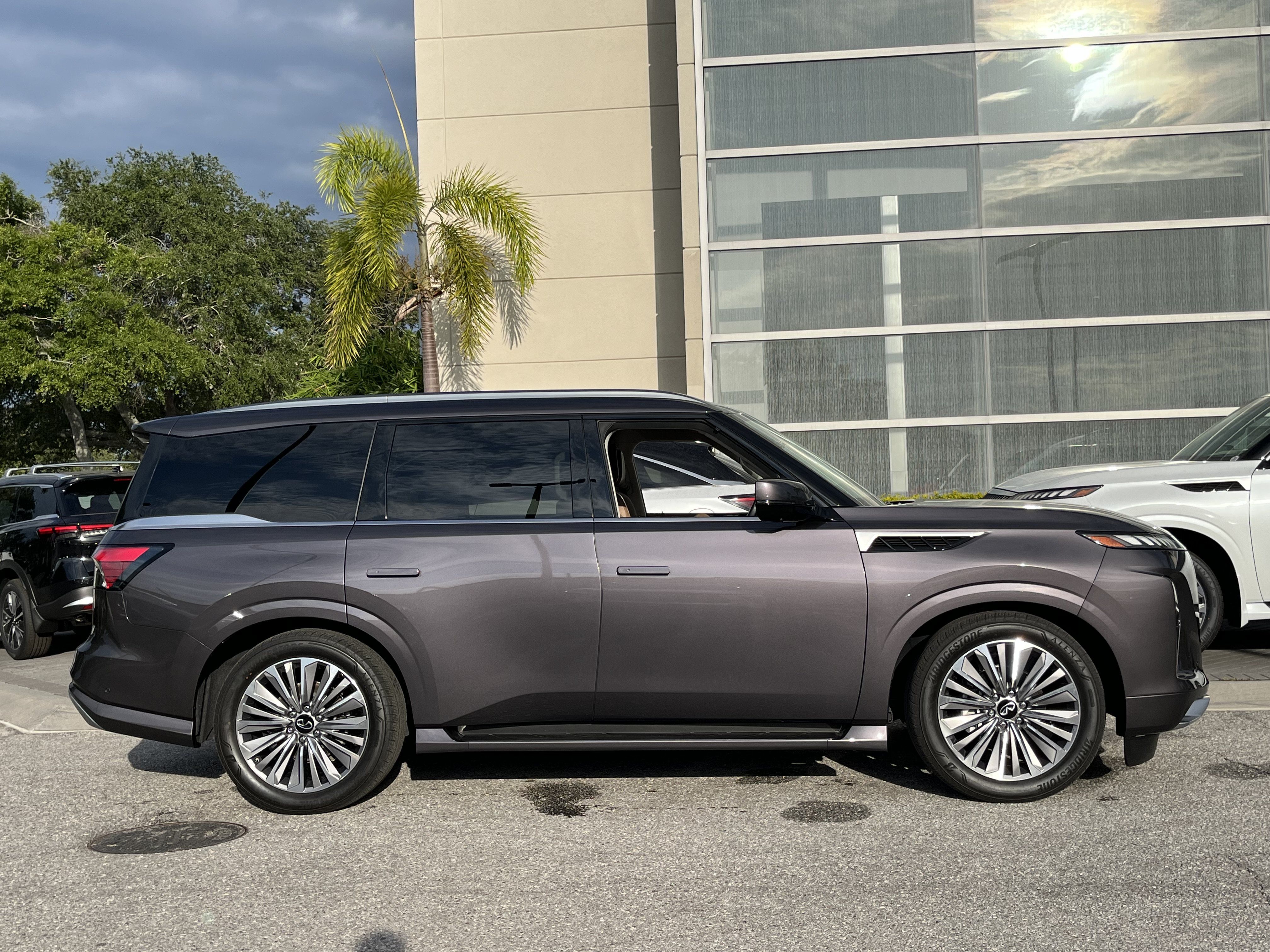 Used 2025 INFINITI QX80 Sensory AWD/4WD image 11