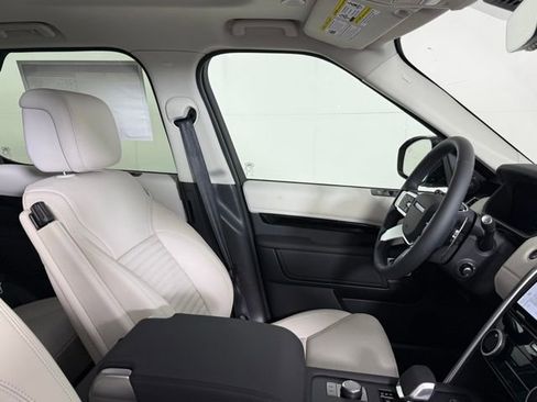 Certified 2025 Land Rover Discovery S image 30