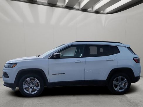 Used 2024 Jeep Compass Latitude image 2