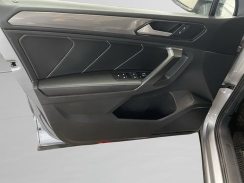 Used 2023 Volkswagen Tiguan SE w/ Panoramic Sunroof Package image 13