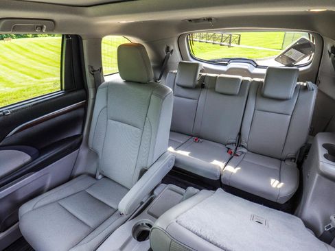 Used 2015 Toyota Highlander Limited Platinum AWD/4WD image 19