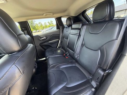 Used 2017 Jeep Cherokee Limited FWD image 16