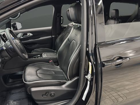 Used 2025 Chrysler Pacifica Limited FWD image 9