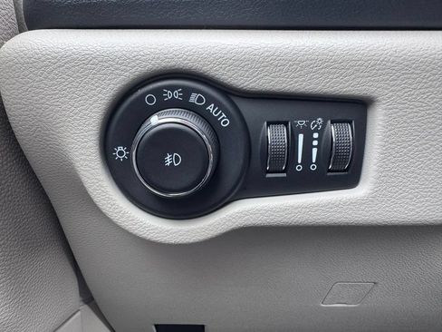 Used 2023 Chrysler Pacifica Touring-L FWD image 34