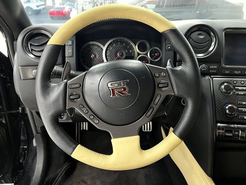 Used 2016 Nissan GT-R Premium image 22