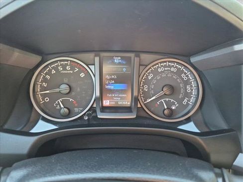 Used 2022 Toyota Tacoma TRD Off-Road w/ Technology Package AWD/4WD image 10