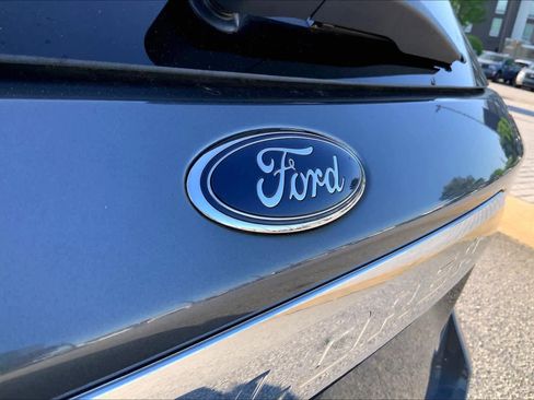 Used 2022 Ford Explorer XLT w/ Equipment Group 202A image 10