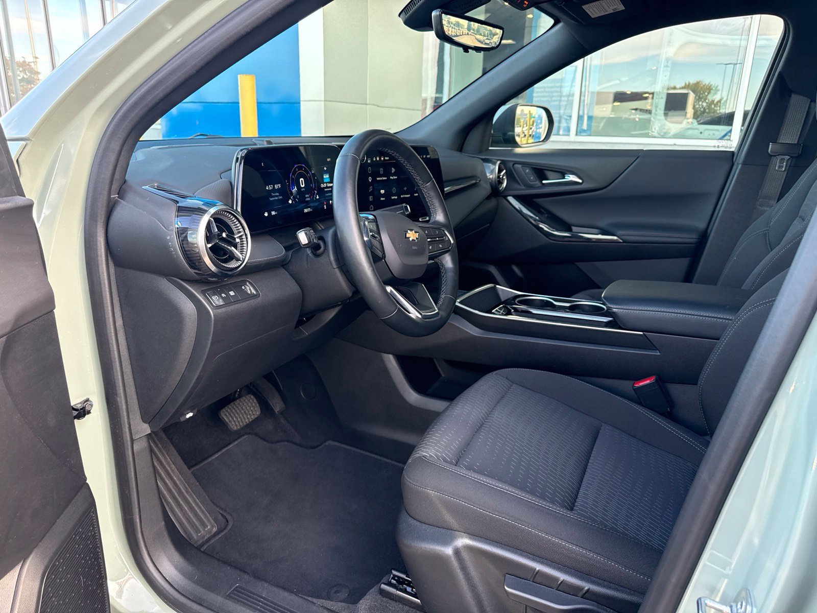 Used 2025 Chevrolet Equinox LT w/ Safety and Technology Package FWD image 18
