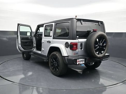 Used 2023 Jeep Wrangler Unlimited Sahara w/ Cold Weather Group AWD/4WD image 7