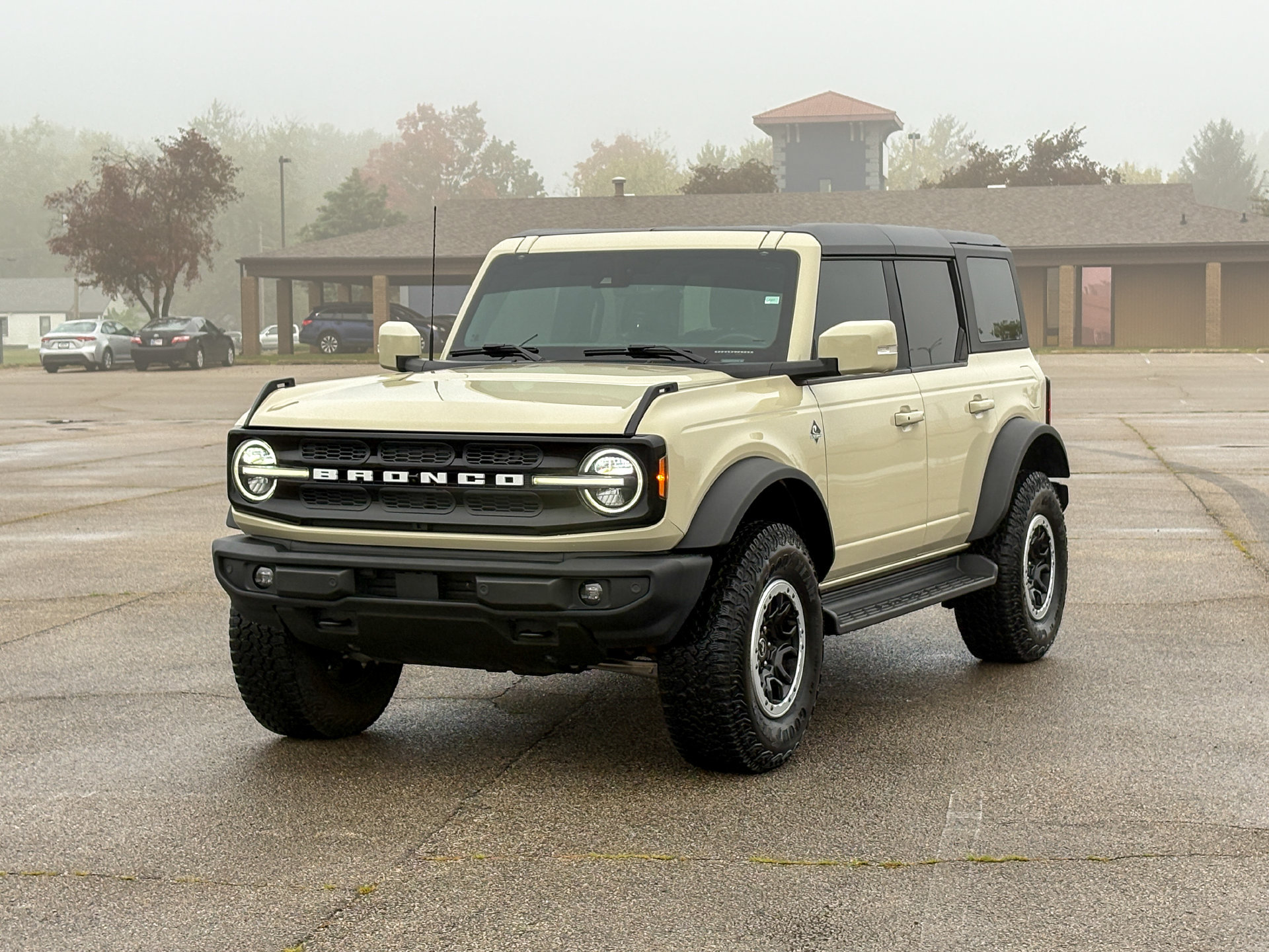 Used 2025 Ford Bronco Outer Banks w/ Sasquatch Package AWD/4WD image 4